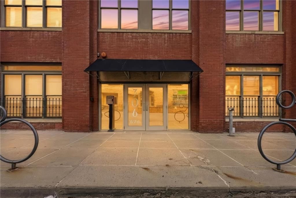 306 W 7 Street — photo 2