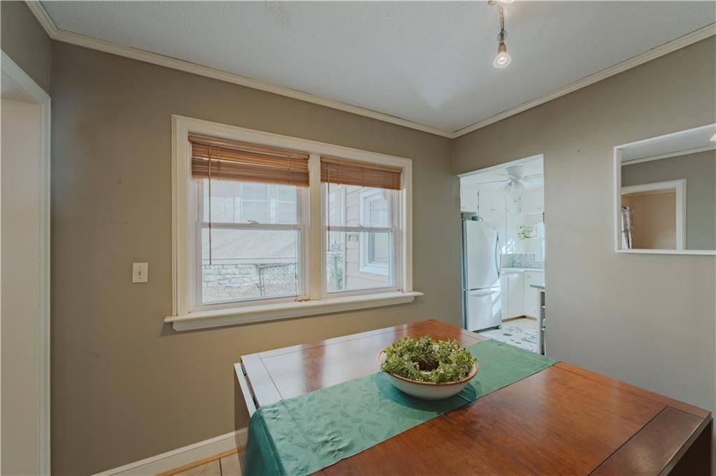 2421 Everett Avenue — photo 7