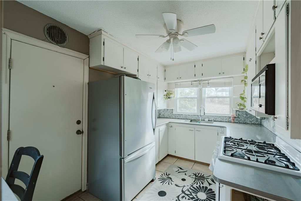 2421 Everett Avenue — photo 9