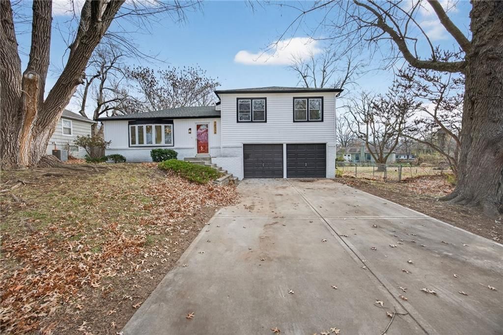 10223 Dearborn Drive, Overland Park, KS