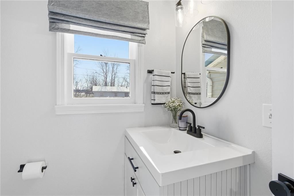 110 W 6th Street — photo 15