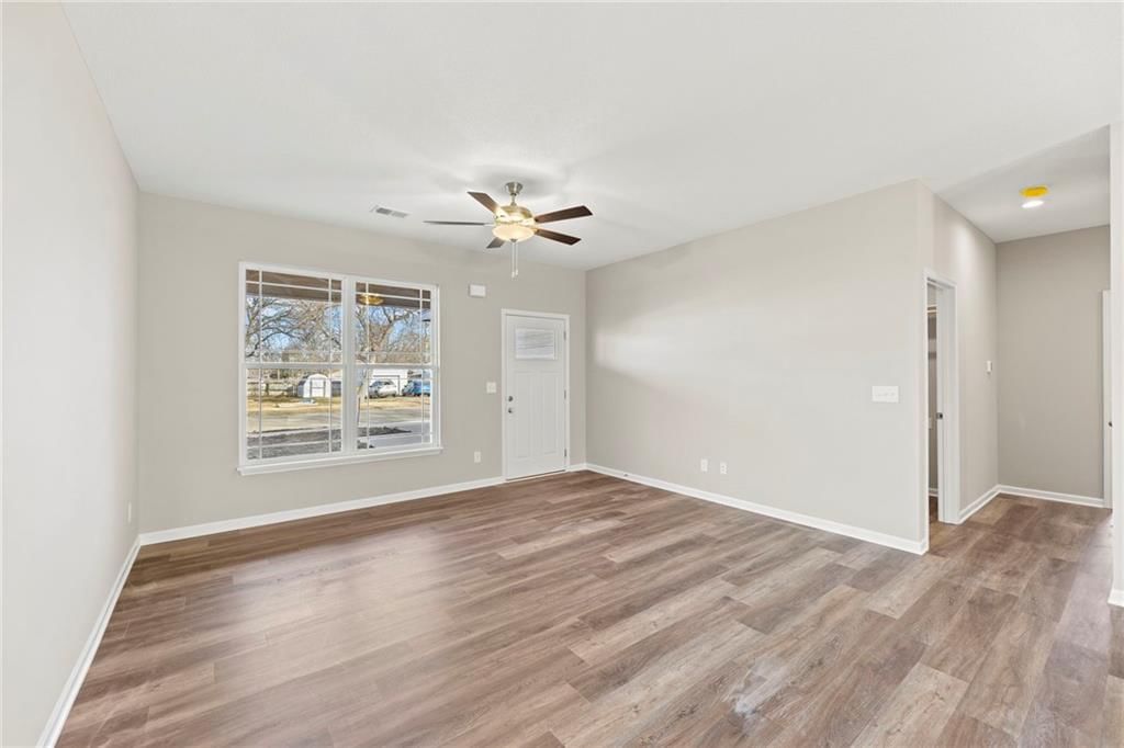 818 W 10th Street — photo 5