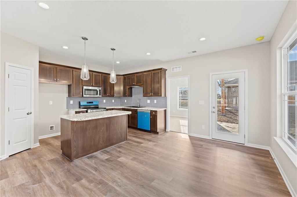 818 W 10th Street — photo 10