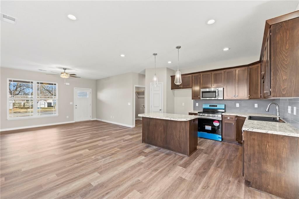 818 W 10th Street — photo 11