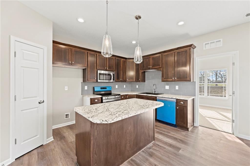 818 W 10th Street — photo 12