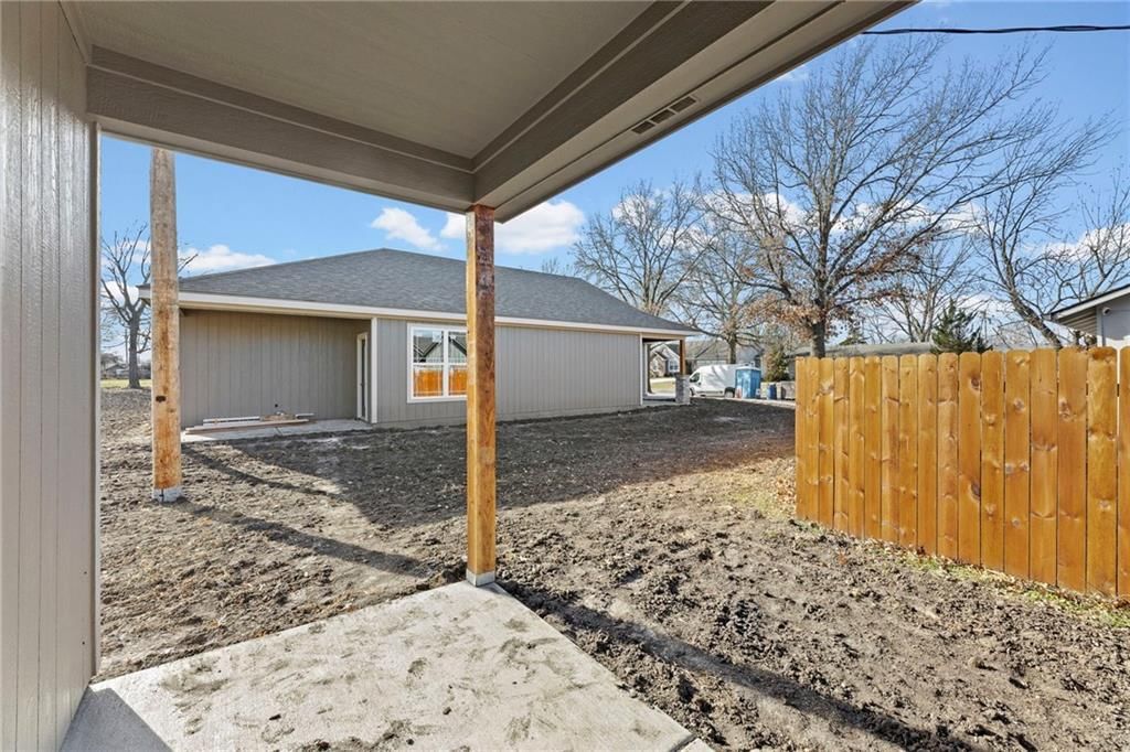 818 W 10th Street — photo 30