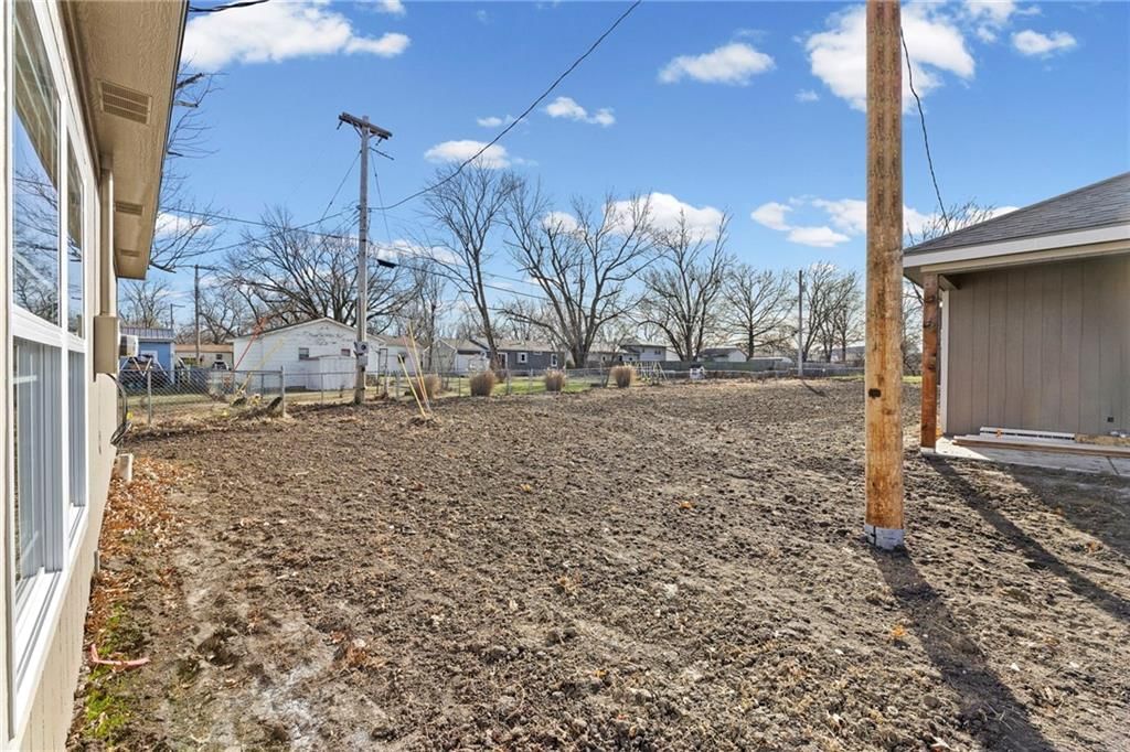818 W 10th Street — photo 31