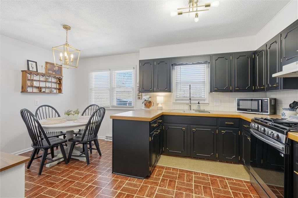 203 Sanderson Drive — photo 10
