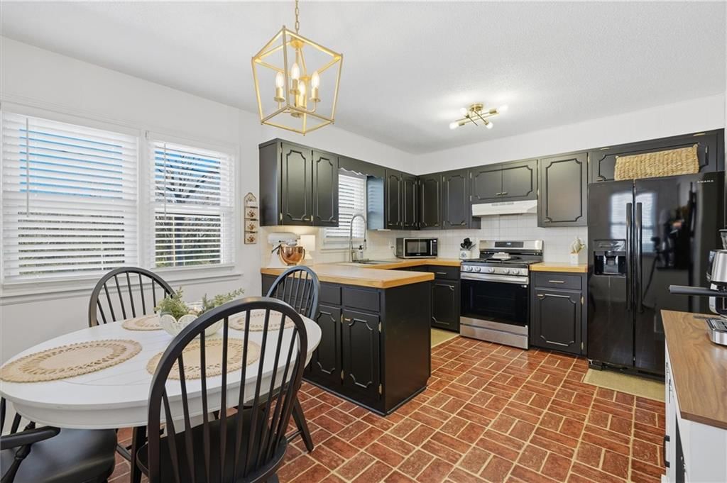 203 Sanderson Drive — photo 11