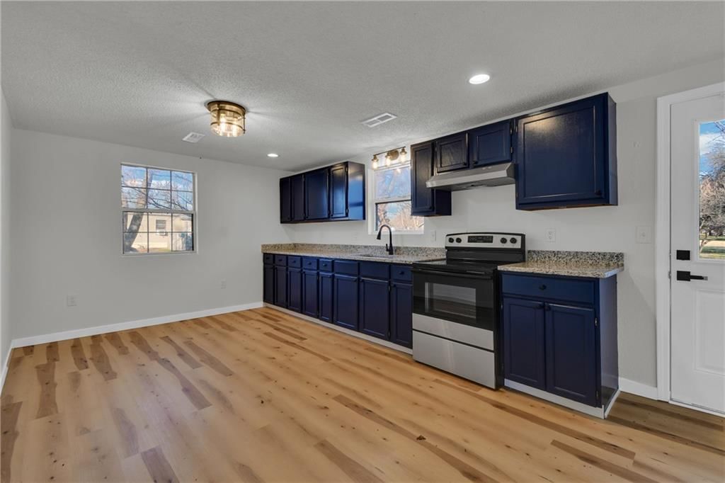 208 E Pine Street — photo 7