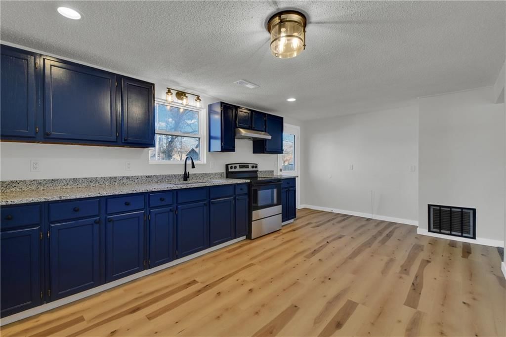 208 E Pine Street — photo 8