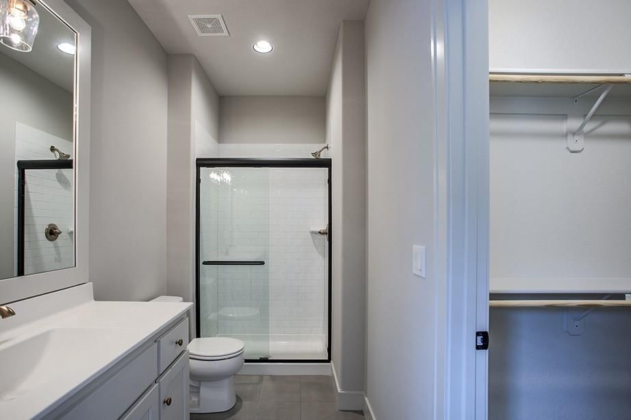 Photo 24 of 33 - 17025 Parkhill Street, Overland Park, KS 66221