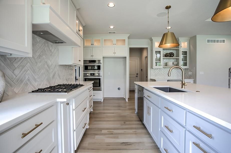 Gas range at 17025 Parkhill Street, Overland Park, KS 66221