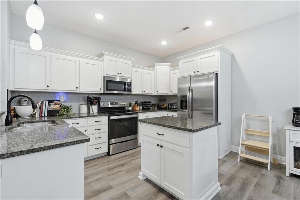 484 Olive Court — photo 8