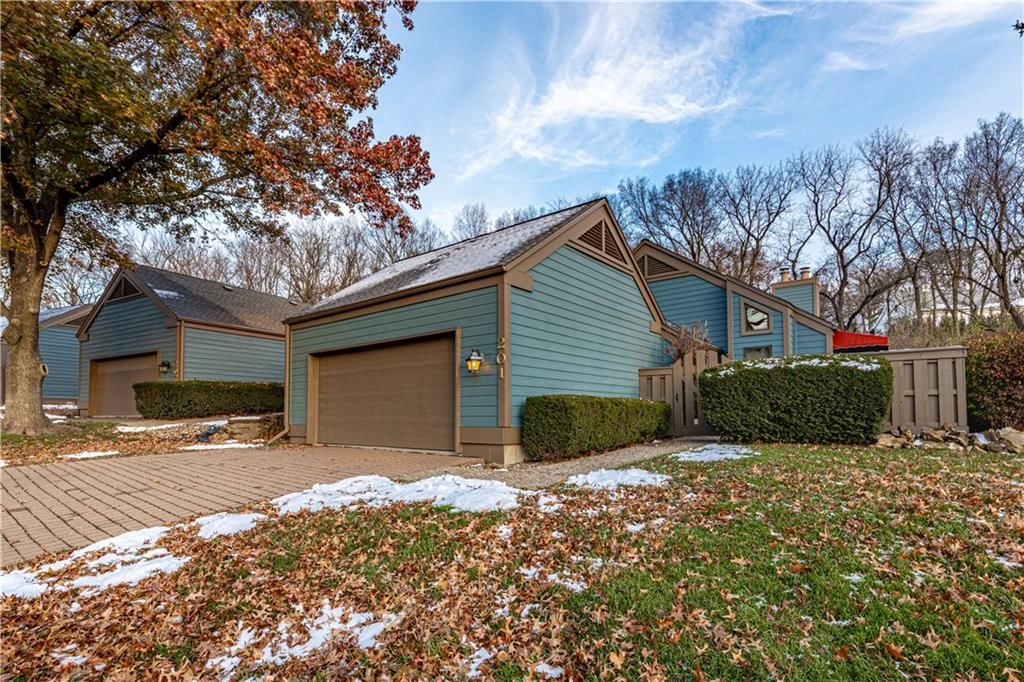 201 Lakeside Drive — photo 3