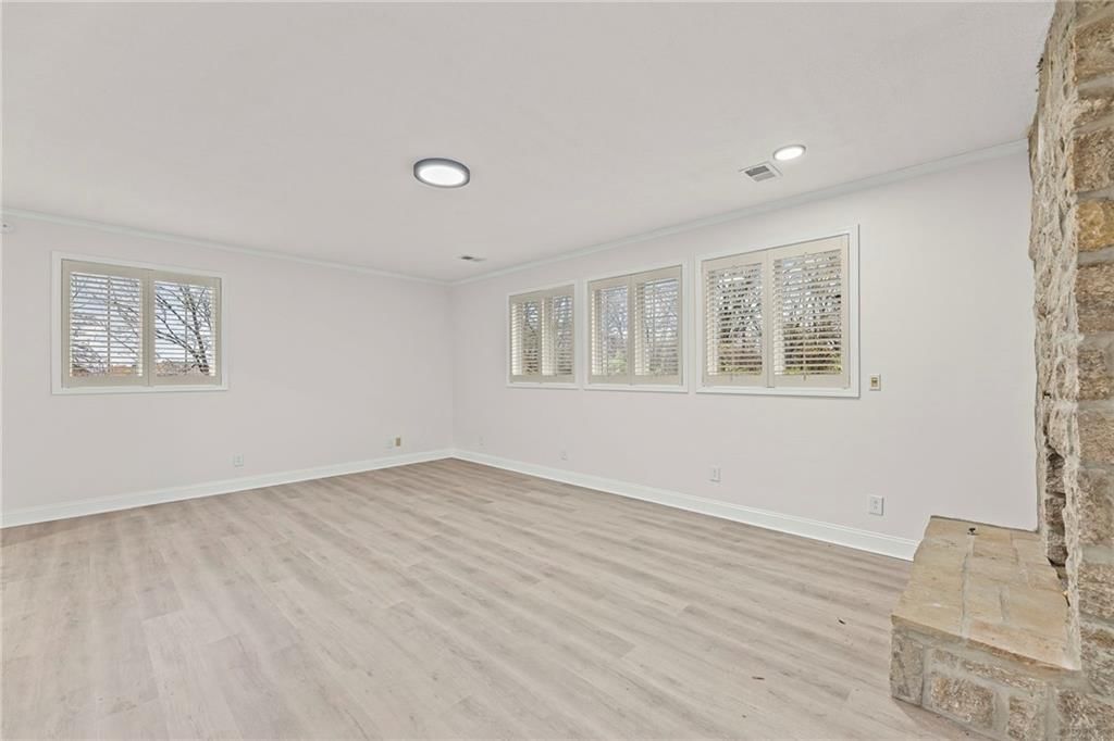 4828 Metropolitan Avenue — photo 8