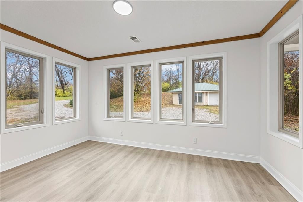 4828 Metropolitan Avenue — photo 17