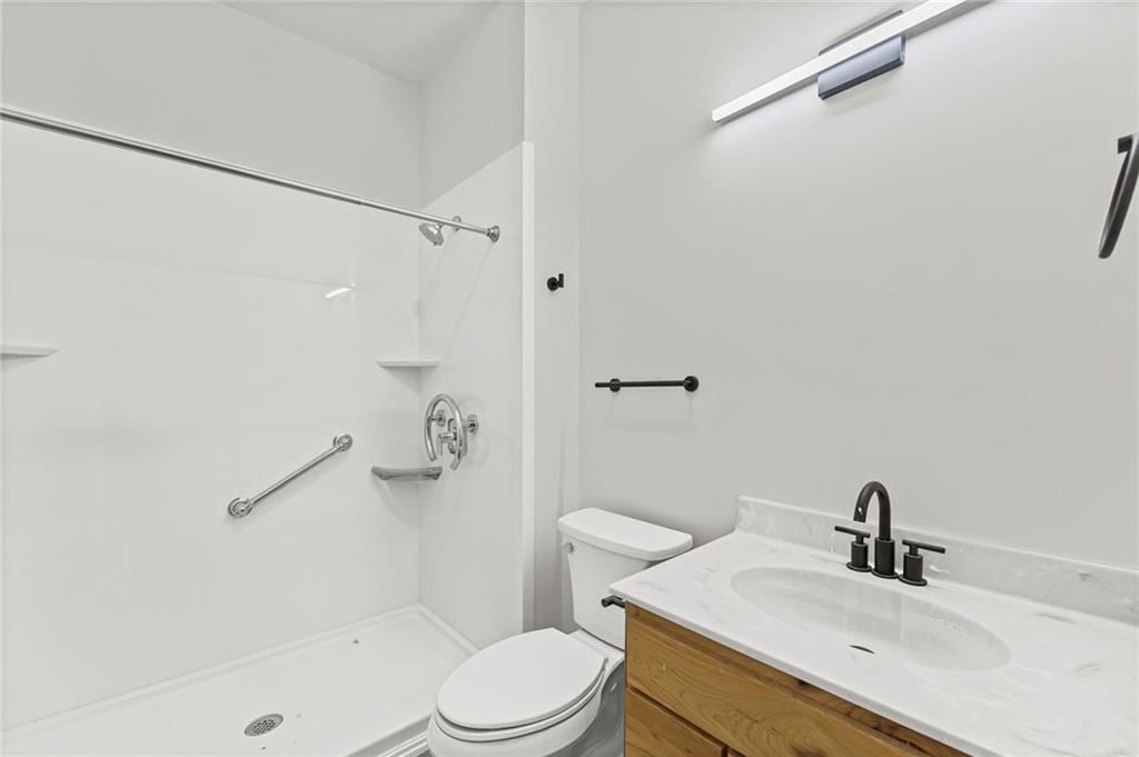 4828 Metropolitan Avenue — photo 18