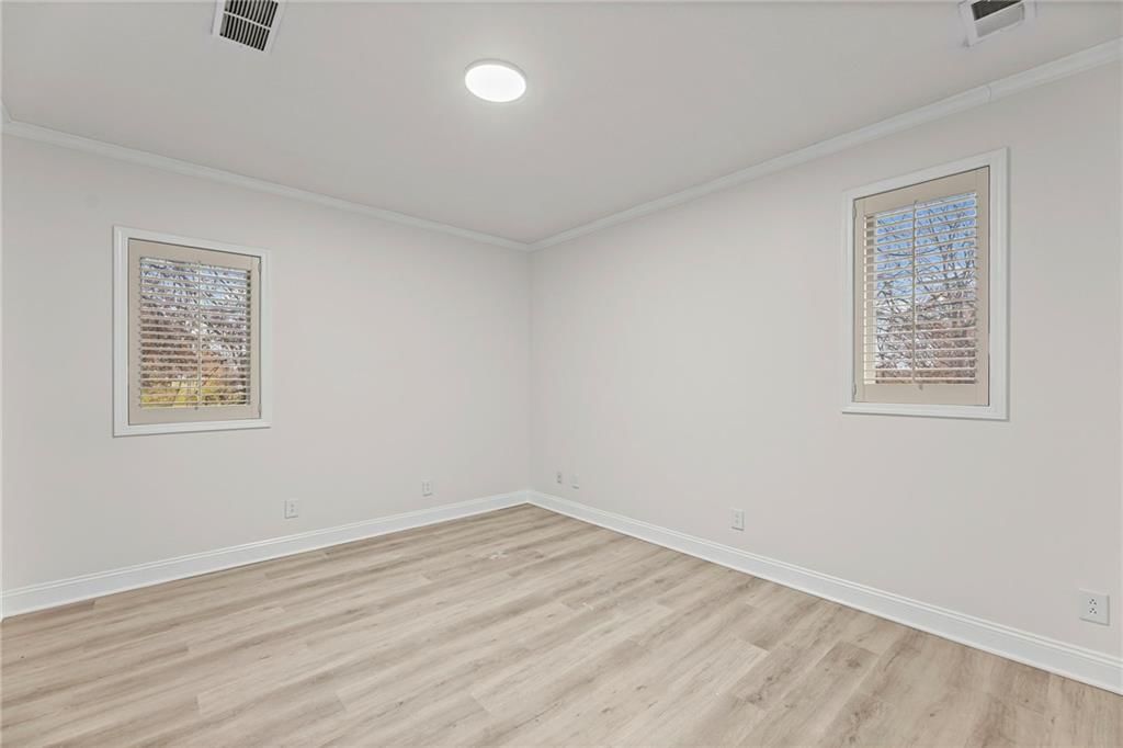 4828 Metropolitan Avenue — photo 19