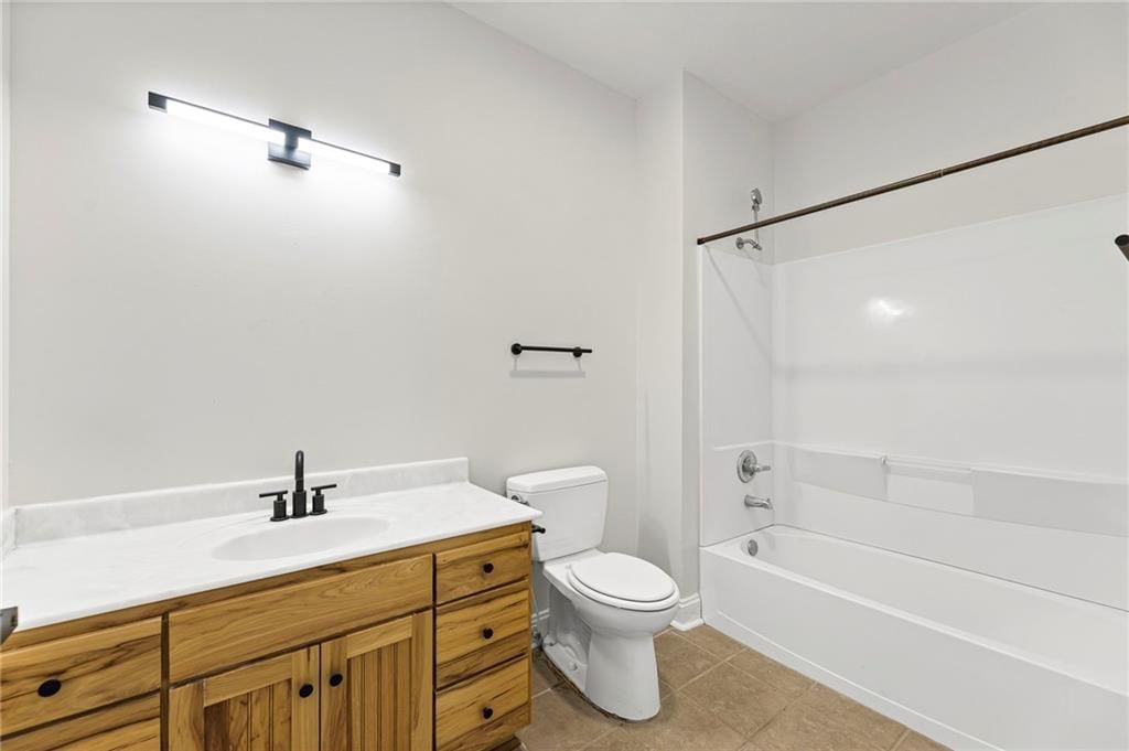4828 Metropolitan Avenue — photo 22