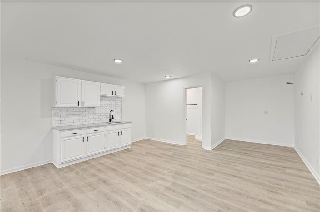 4828 Metropolitan Avenue — photo 23