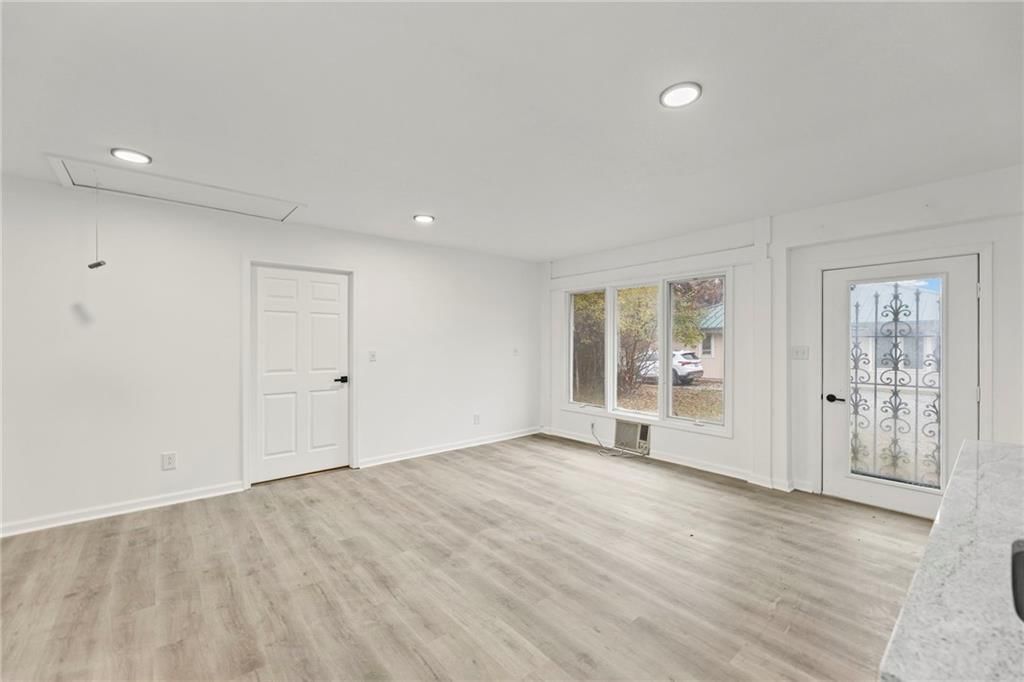 4828 Metropolitan Avenue — photo 24