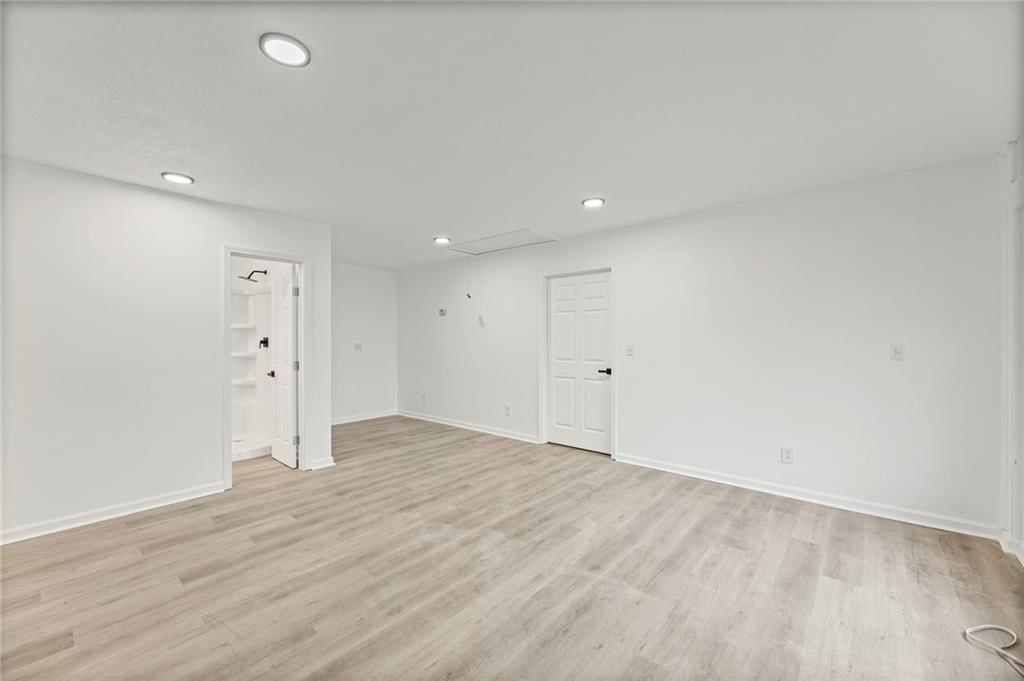 4828 Metropolitan Avenue — photo 25