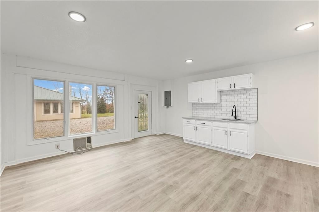 4828 Metropolitan Avenue — photo 26