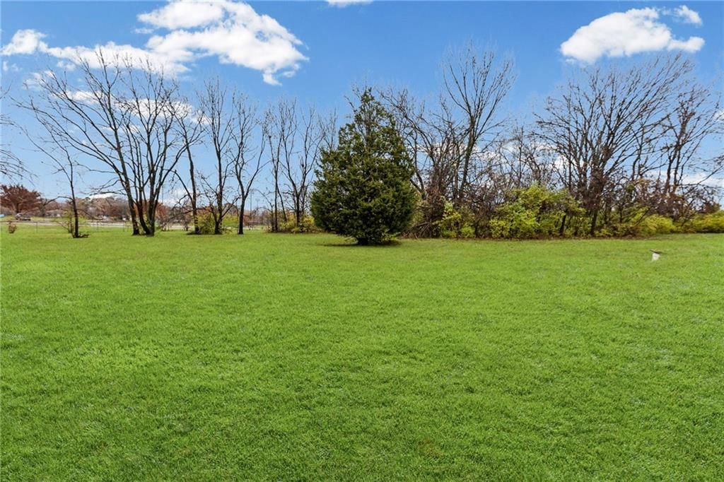 4828 Metropolitan Avenue — photo 31