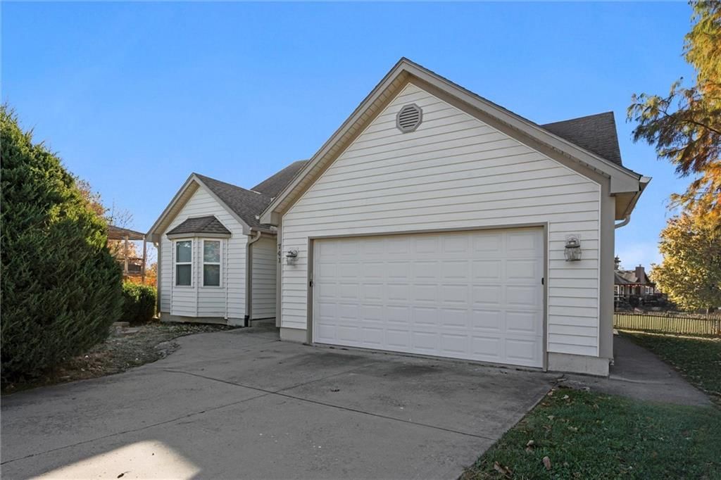 741 SW Windsong Circle — photo 4