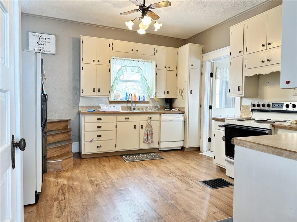 403 E 8th Court — photo 9