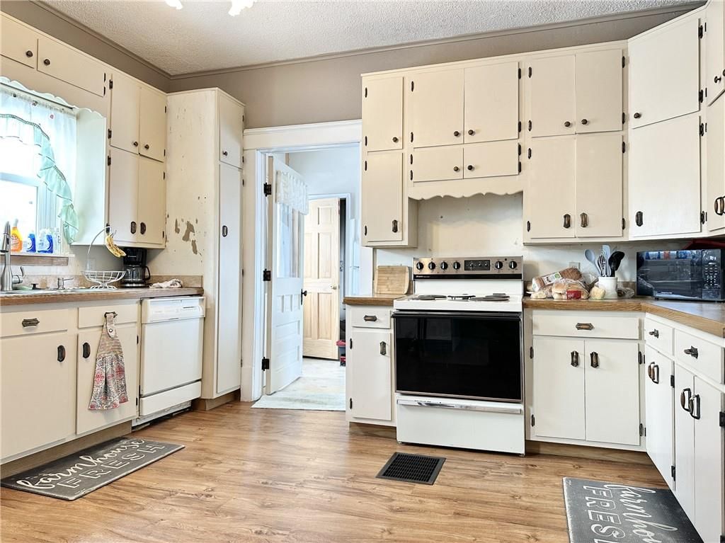 403 E 8th Court — photo 10