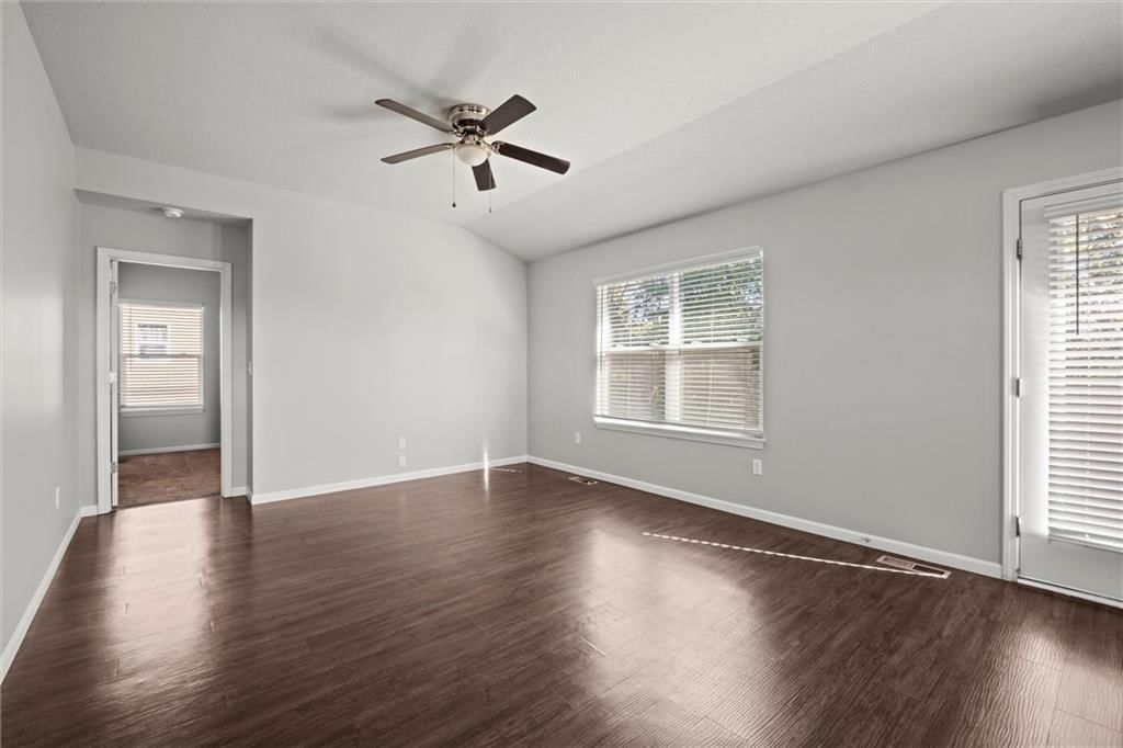 719 Samantha Lane — photo 3