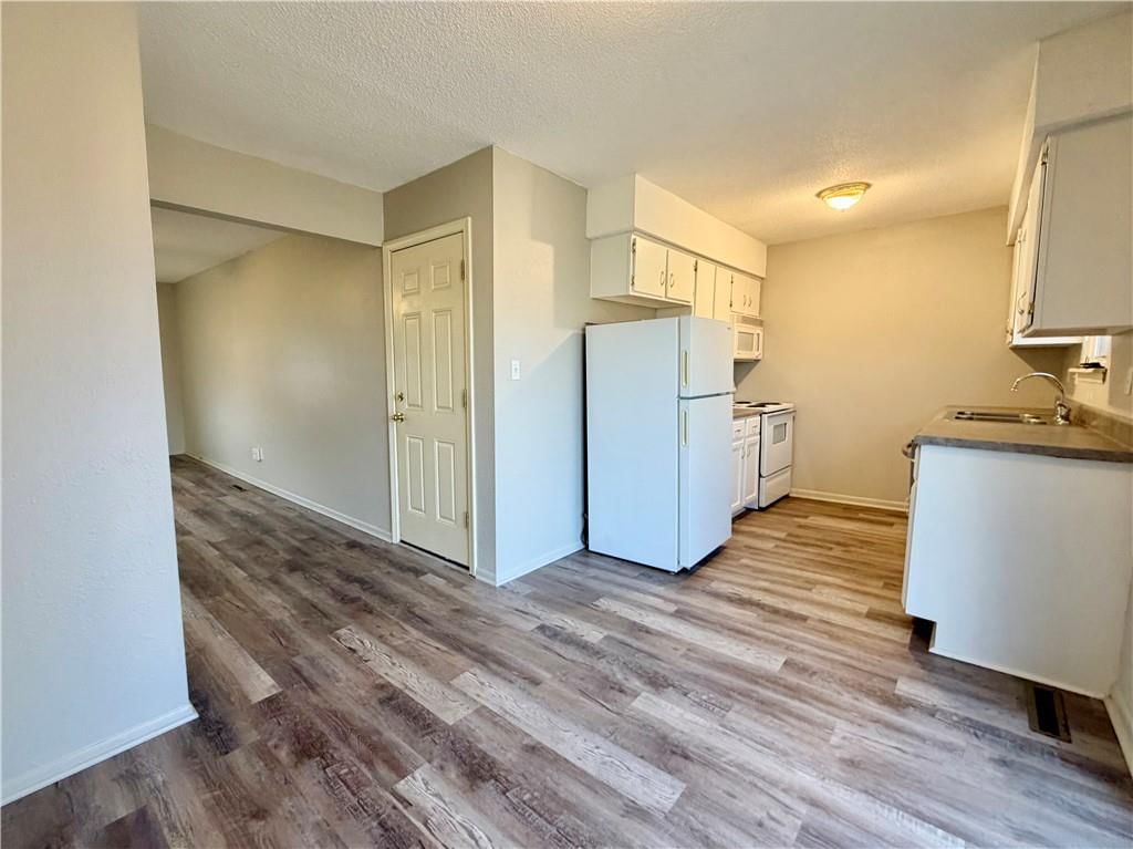 400 A-B NE WESTWIND Drive — photo 10