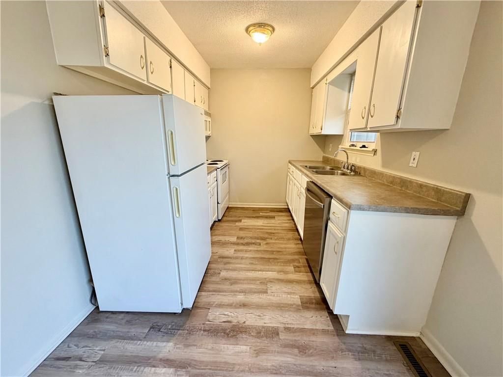 400 A-B NE WESTWIND Drive — photo 11