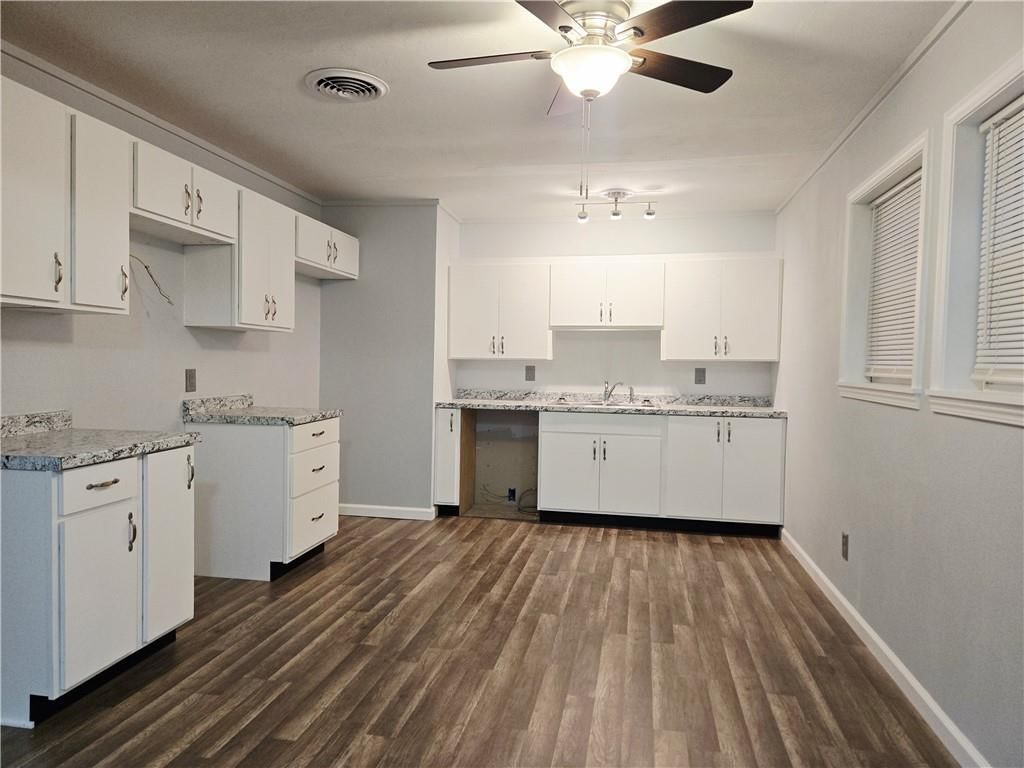 205 W Washington Street — photo 7