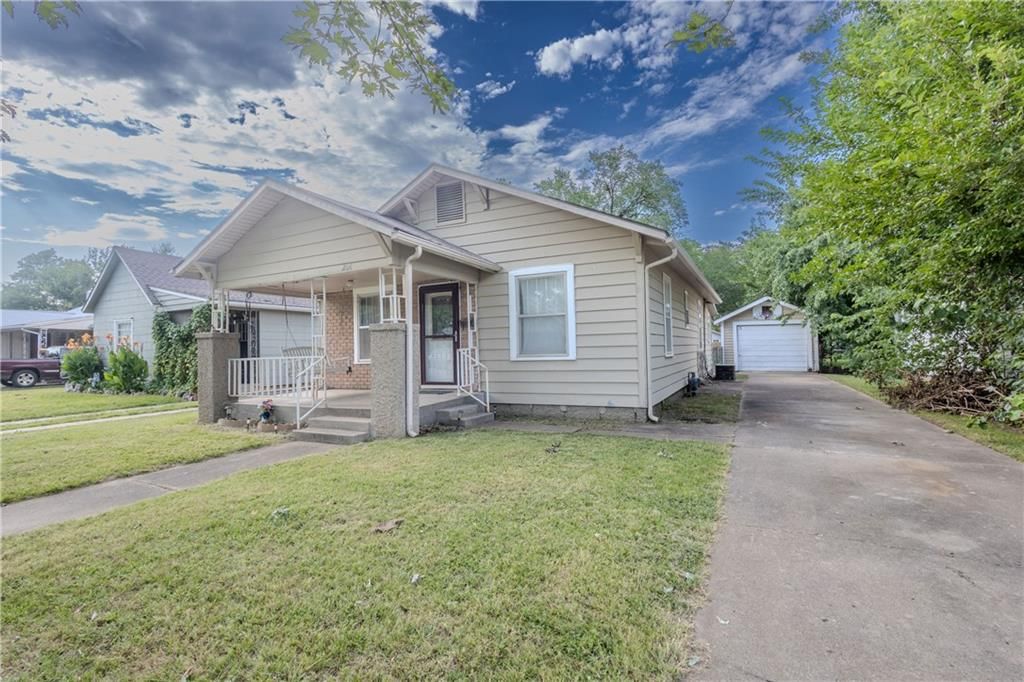 1104 W 4th Street, Coffeyville, KS