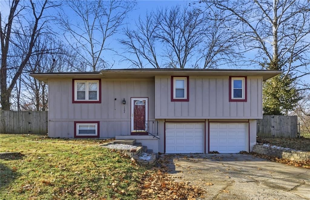 1304 SE Queens Court, Oak Grove, MO