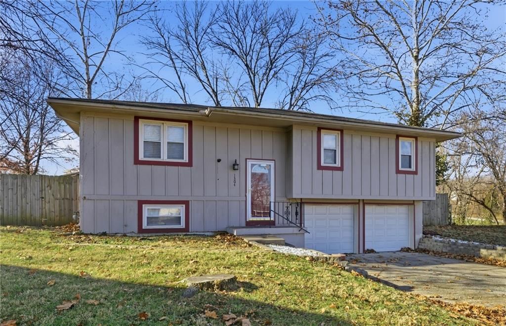 1304 SE Queens Court — photo 2