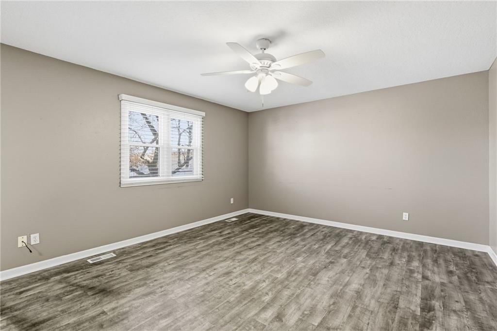 1304 SE Queens Court — photo 4