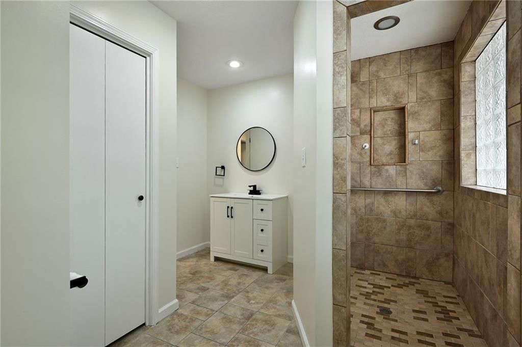 8001 Freeman Avenue — photo 13