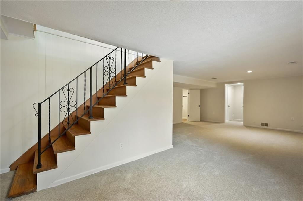 8001 Freeman Avenue — photo 18