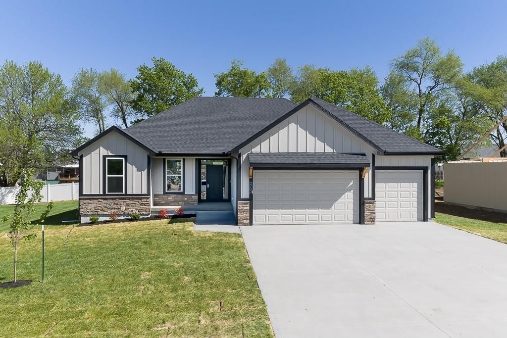 2703 Stone Creek Avenue, Tonganoxie, KS