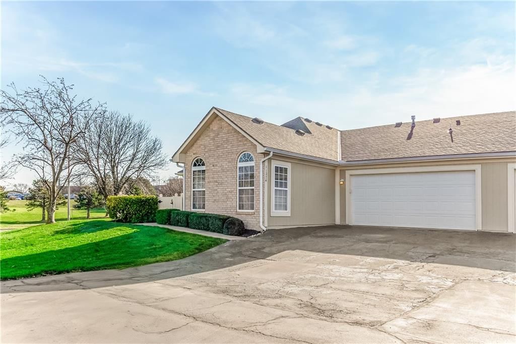11274 S Pflumm Road, Olathe, KS