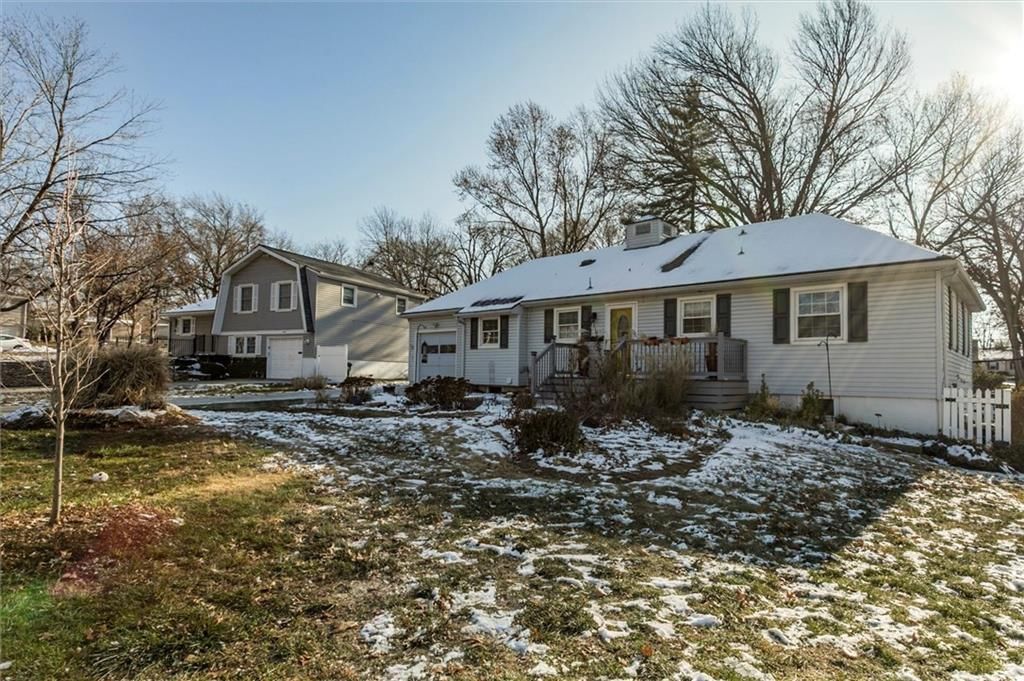 8819 W 88th Street — photo 2