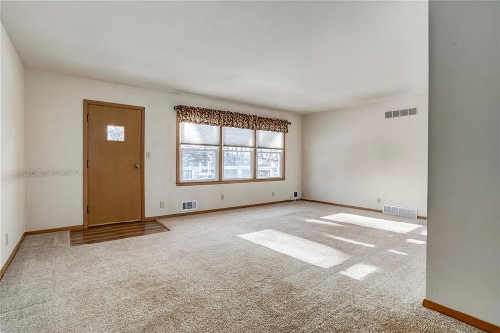 8819 W 88th Street — photo 3