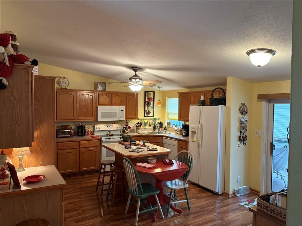 907 NE Cherry Court — photo 6