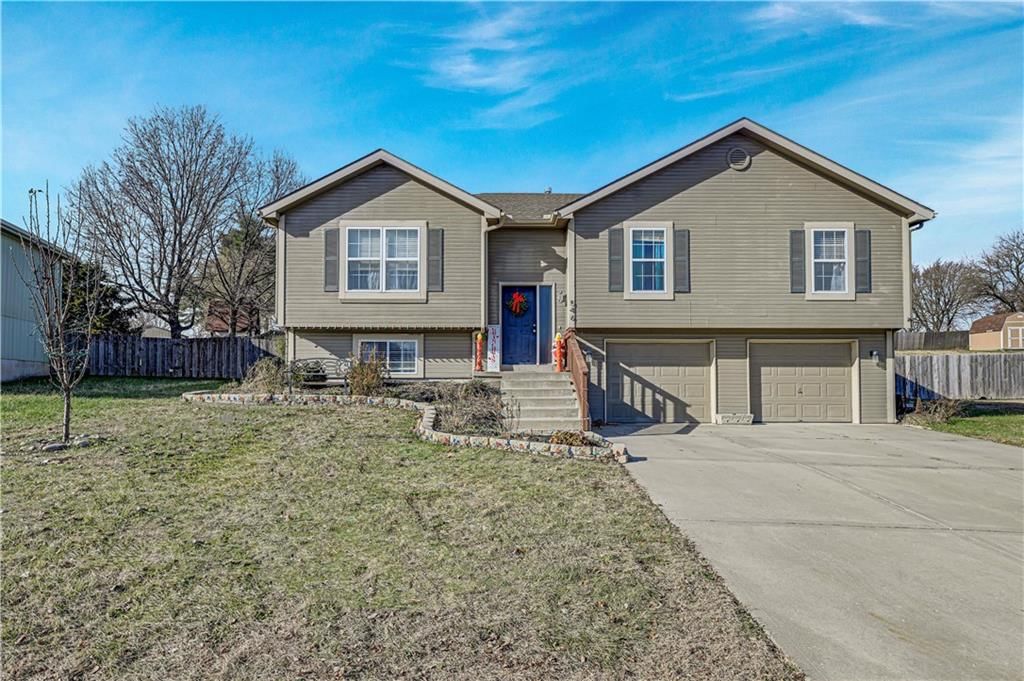 546 Hithergreen Drive, Lansing, KS