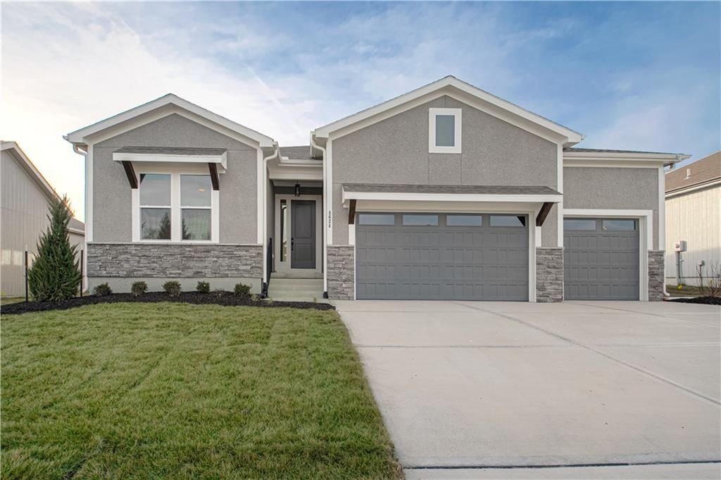 4624 SW Robinson Drive, Lee's Summit, MO
