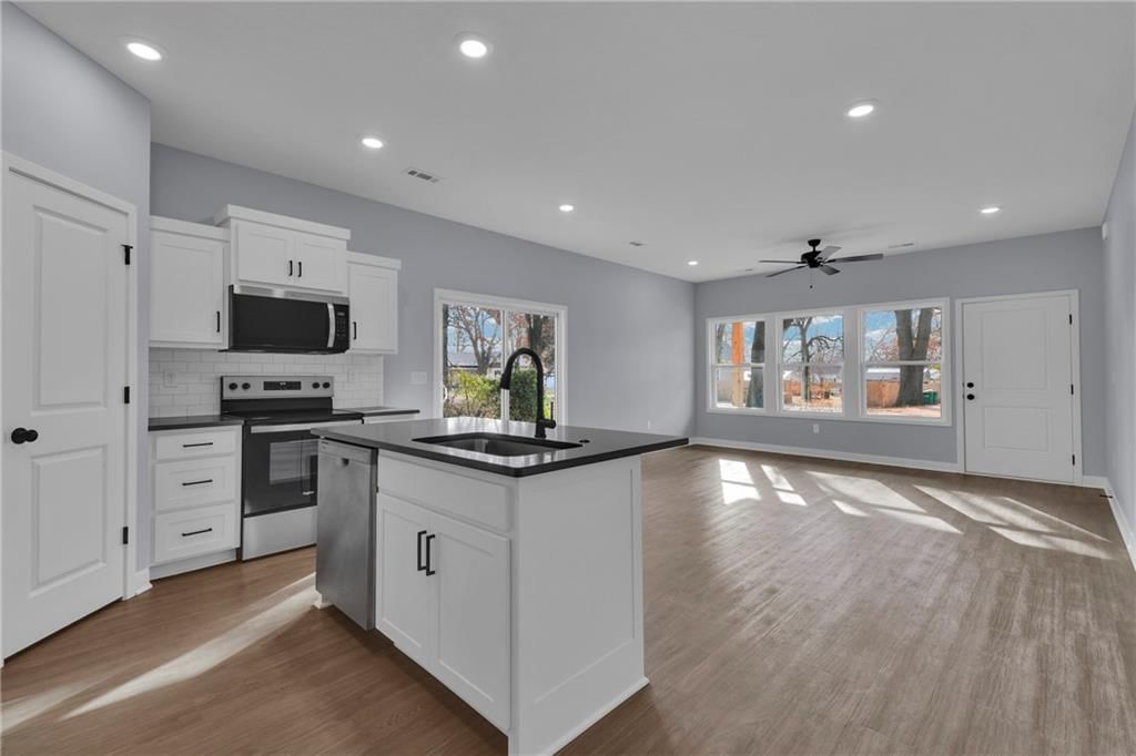 324 E 2nd Street — photo 9